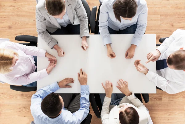 Primo piano del team di lavoro seduto a tavola — Foto Stock