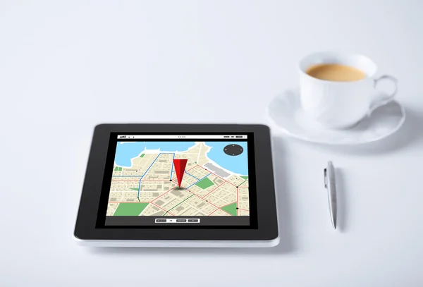 Tablet pc com mapa de navegador GPS e xícara de café — Fotografia de Stock