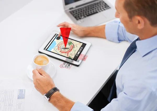 Uomo d'affari con tablet pc e caffè in ufficio — Foto Stock