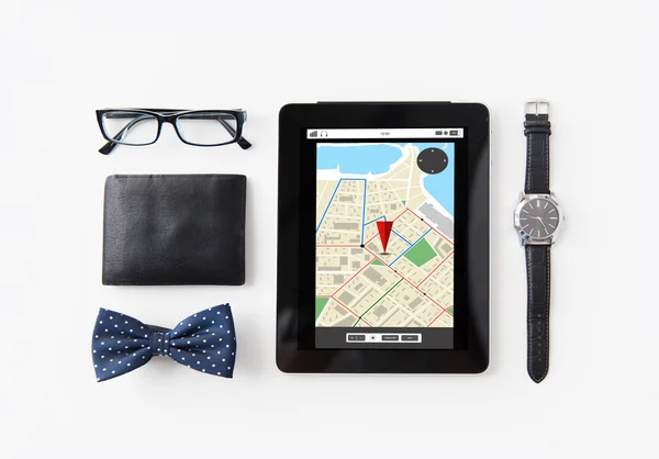 Tablet pc com mapa do navegador e coisas pessoais — Fotografia de Stock