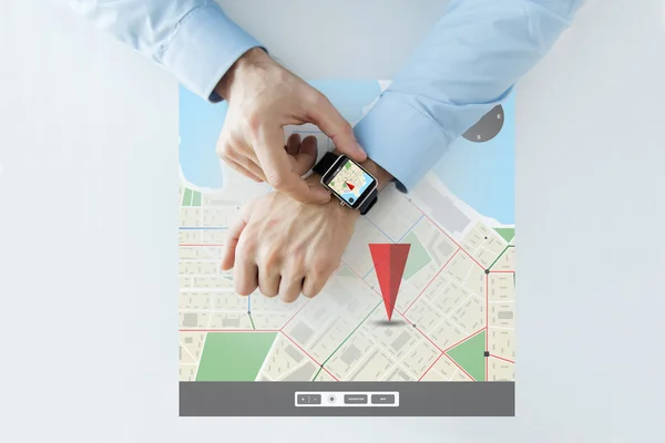 Mãos com GPS navegador mapa no relógio inteligente — Fotografia de Stock