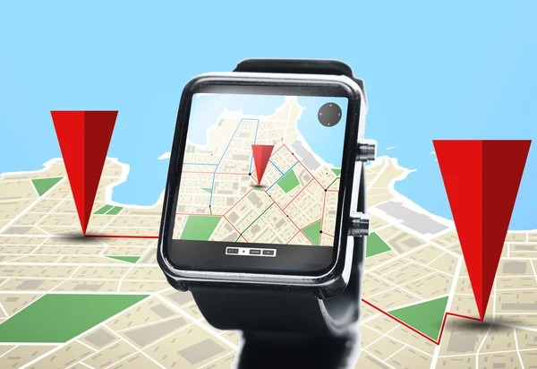 Close up de smartwatch com mapa de navegador — Fotografia de Stock