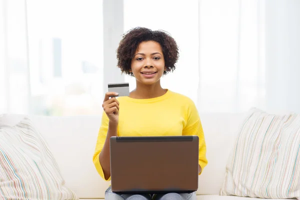 Mulher africana feliz com laptop e cartão de crédito — Fotografia de Stock