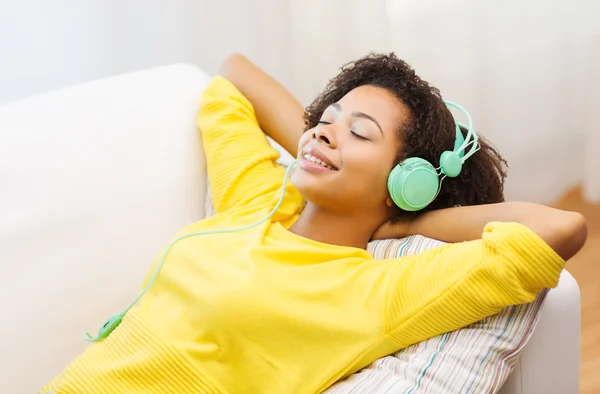 Femme heureuse avec écouteurs écoutant de la musique — Photo