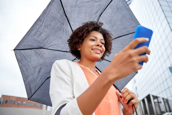Бізнес-леді з парасольковим смс на смартфоні — стокове фото