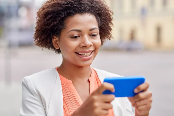 Happy african businesswoman with smartphone — Stock Photo, Image