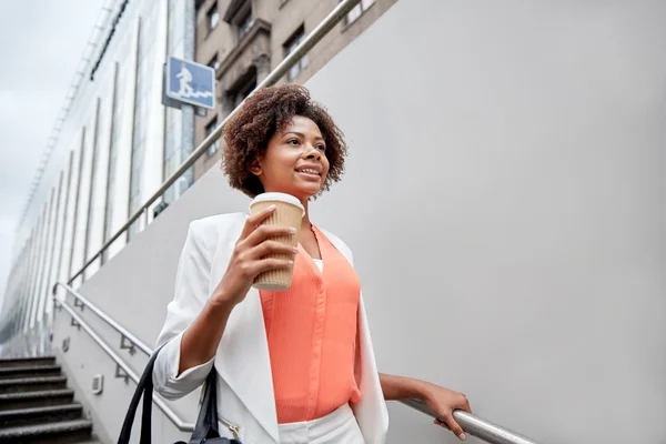 Happy african businesswoman with coffee in city — Stock Photo, Image