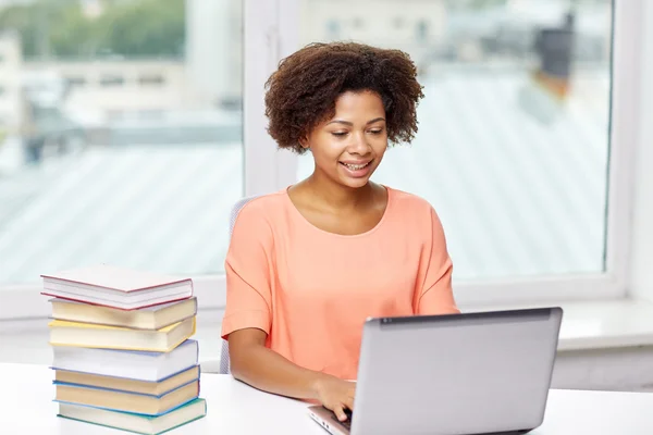 Felice donna africana americana con computer portatile a casa — Foto Stock