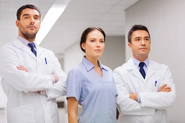 Gruppe von Sanitätern oder Ärzten im Krankenhaus — Stockfoto