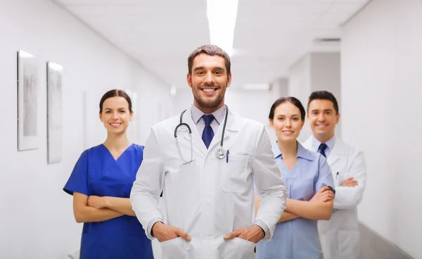 Grupo feliz de médicos o médicos en el hospital — Foto de Stock