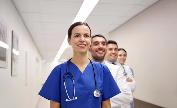 Skupina happy zdravotníci a lékaři v nemocnici — Stock fotografie