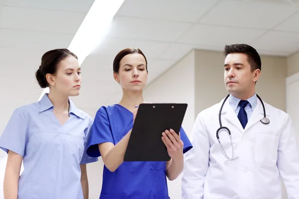 Groupe de médecins à l'hôpital avec presse-papiers — Photo