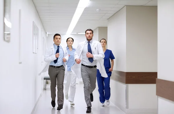 病院を歩いている医者のグループ — ストック写真