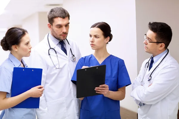 Группа медиков в больнице с планшетом — стоковое фото