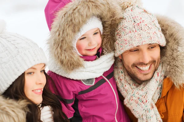 Szczęśliwa rodzina z dzieckiem w zimowe ubrania na zewnątrz — Zdjęcie stockowe