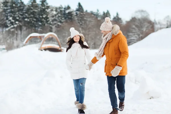 Lyckliga par promenader över vintern bakgrund — Stockfoto