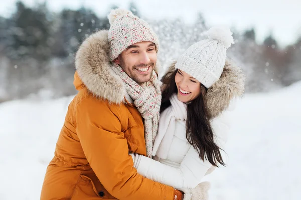 Feliz casal abraçando e rindo no inverno — Fotografia de Stock