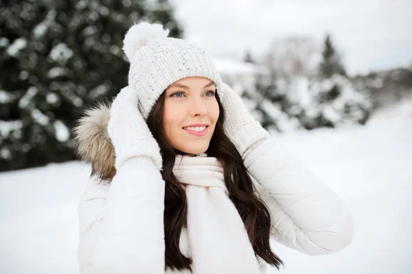 Mulher feliz ao ar livre em roupas de inverno — Fotografia de Stock