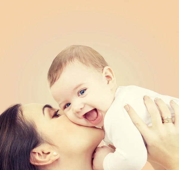 Riendo bebé jugando con la madre —  Fotos de Stock