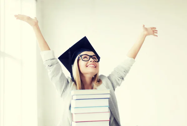 Estudiante feliz con gorra de graduación — Foto de Stock