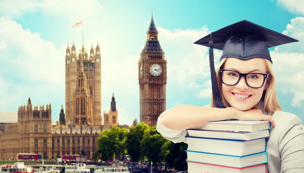 Estudiante en gorra de trinchera con libros sobre Londres —  Fotos de Stock