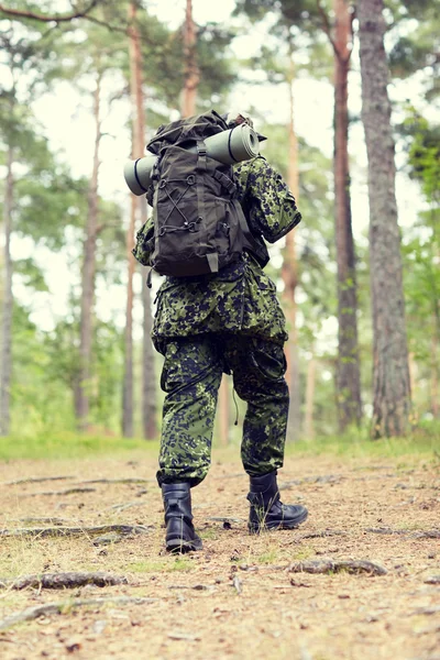 Jonge soldaat met rugzak in bos — Stockfoto