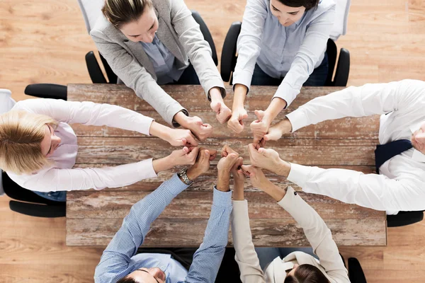 Equipo de negocios mostrando pulgares hacia arriba — Foto de Stock