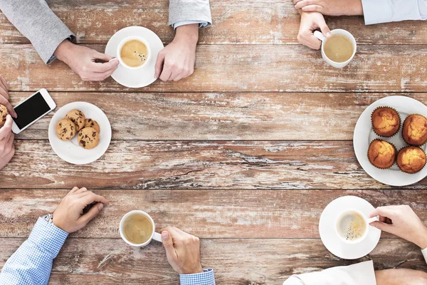 Закрытие бизнес-команды, пьющей кофе на обед — стоковое фото