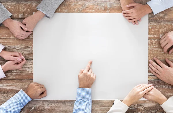 Nahaufnahme des Geschäftsteams mit Papier am Tisch — Stockfoto