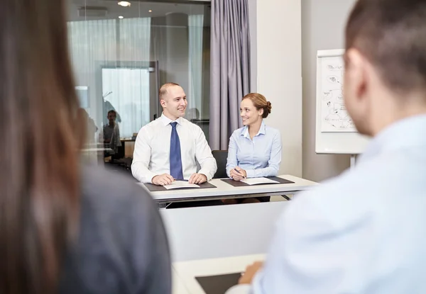 Gruppo di imprenditori sorridenti che si incontrano in ufficio — Foto Stock