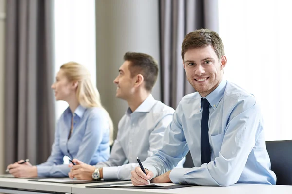 Grupp av leende företagare i office — Stockfoto