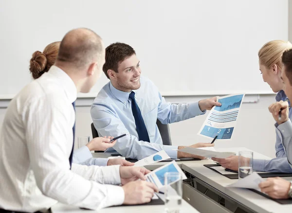 Mensen uit het bedrijfsleven met papieren bijeenkomst in office — Stockfoto