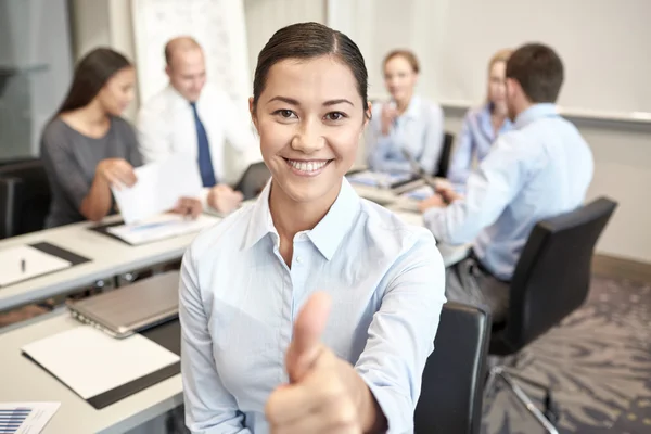 Groep van Glimlachende zakenmensen bijeenkomst in office — Stockfoto