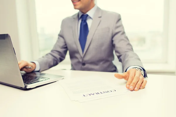 Nahaufnahme eines Geschäftsmannes mit Laptop und Papieren — Stockfoto