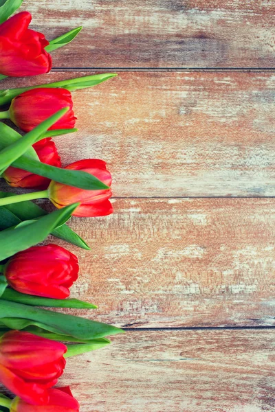 Gros plan de tulipes rouges sur fond en bois — Photo