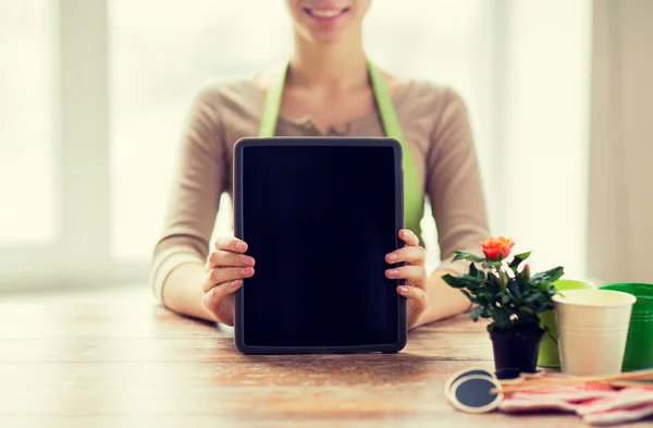 Close-up de mulher ou jardineiro com tablet pc — Fotografia de Stock