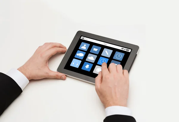 Close up de mãos de homem com ícones de aplicativos no tablet pc — Fotografia de Stock