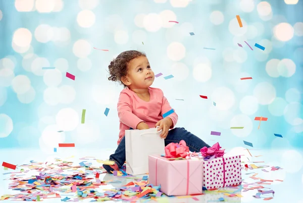 Niña feliz con regalos de cumpleaños —  Fotos de Stock