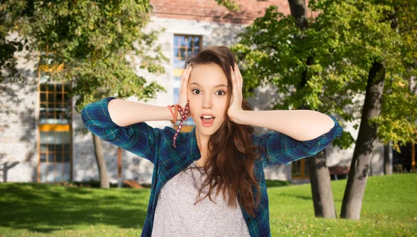 Bastante adolescente estudiante chica celebración a la cabeza — Foto de Stock