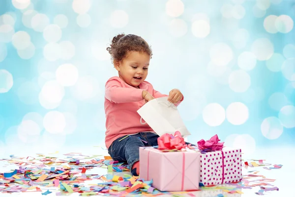 Gelukkig weinig meisje van de baby met verjaardag presenteert — Stockfoto