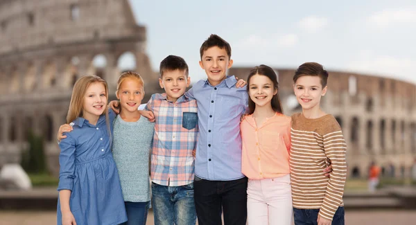 Smiling children hugging over coliseum in rome — Zdjęcie stockowe