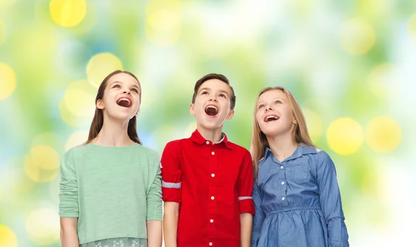 Amazed boy and girls looking up — Stock Photo, Image