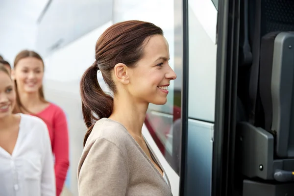 여행 버스를 탑승 하는 행복 한 승객의 그룹 — 스톡 사진