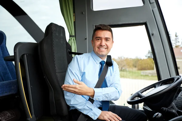 Счастливый водитель приглашает на борт междугороднего автобуса — стоковое фото
