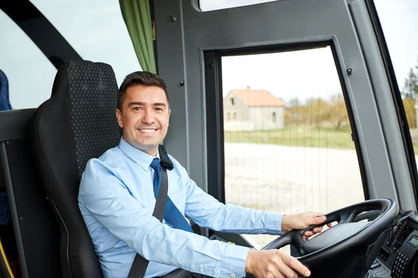 Happy řidič řidičské meziměstský autobus — Stock fotografie