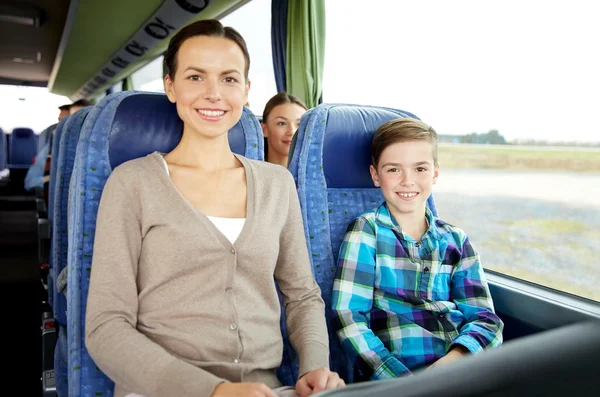 Feliz família equitação em ônibus de viagem — Fotografia de Stock