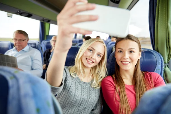 Mujeres tomando selfie por teléfono inteligente en autobús de viaje — Foto de Stock