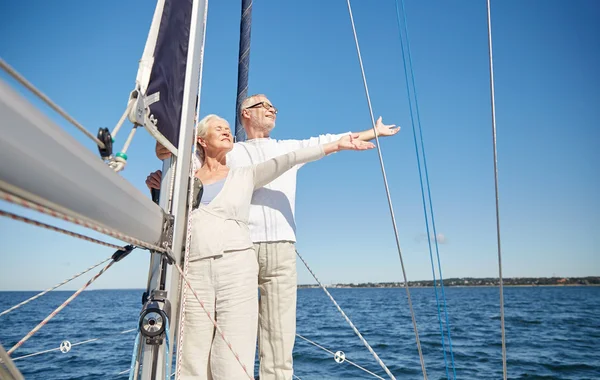 Pareja de ancianos disfrutando de la libertad en el barco de vela en el mar — Foto de Stock