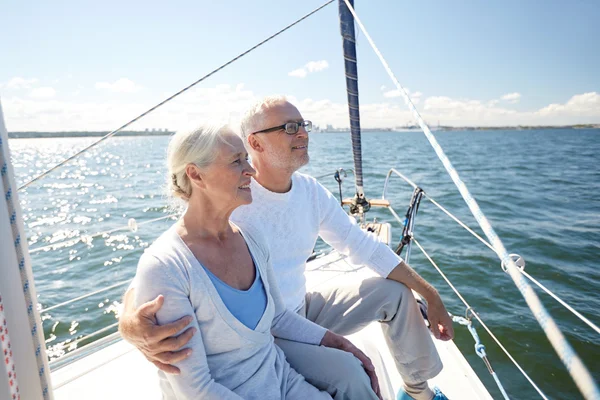 Pareja mayor abrazándose en barco de vela o yate en el mar —  Fotos de Stock