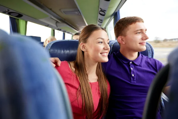 Feliz casal adolescente ou passageiros em ônibus de viagem — Fotografia de Stock